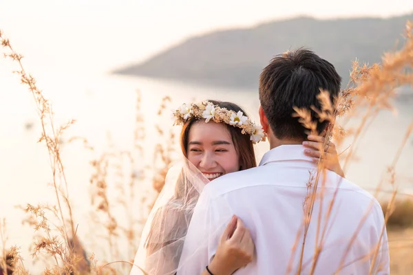 Glücklich junge asiatische Paar in der Liebe haben eine gute Zeit — Stockfoto