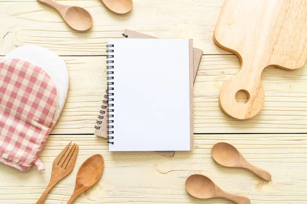 Libreta en blanco para nota de texto en superficie de madera con sapce de copia — Foto de Stock