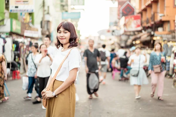 Mutlu ve güzel Asyalı kadın Khao Sarn Road, Tha seyahat