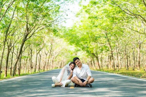 Ağaç arch ile yolda aşık mutlu Asya çift