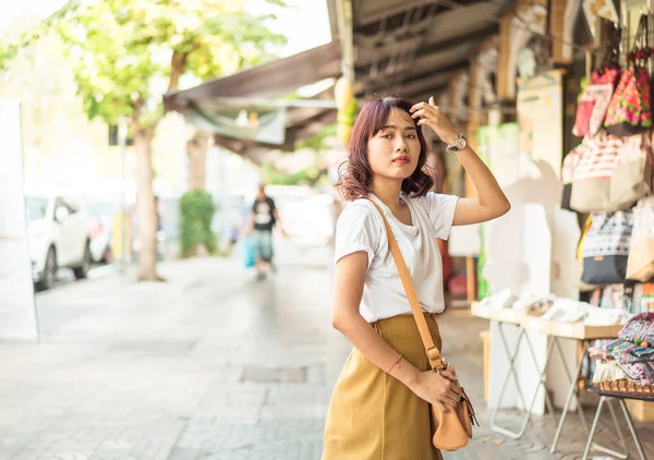 Glad asiatisk kvinna resa i Thailand — Stockfoto