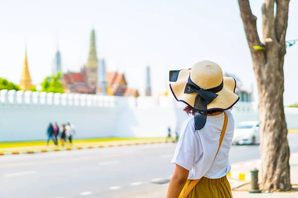 Feliz mujer asiática Viajar en Tailandia — Foto de Stock