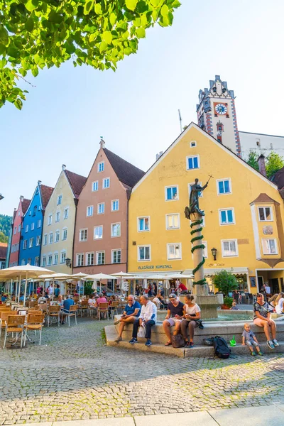 Füssen, deutschland - 28.08.2018: strassencafé in der füssener Altstadt — Stockfoto