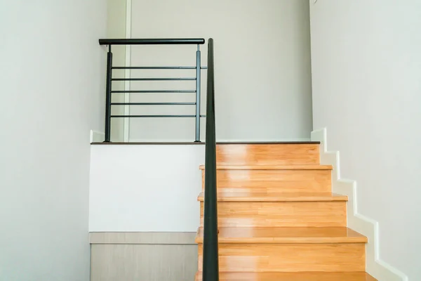 Escaliers en bois dans la maison — Photo