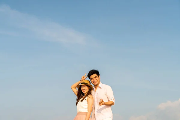 Feliz pareja asiática enamorada del cielo azul — Foto de Stock