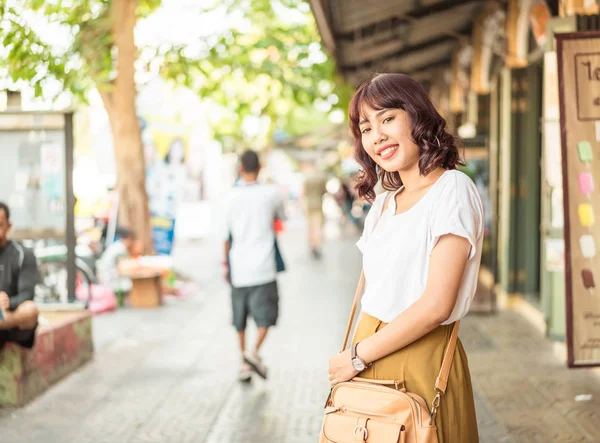 Gelukkig Aziatische vrouw reizen in Thailand — Stockfoto