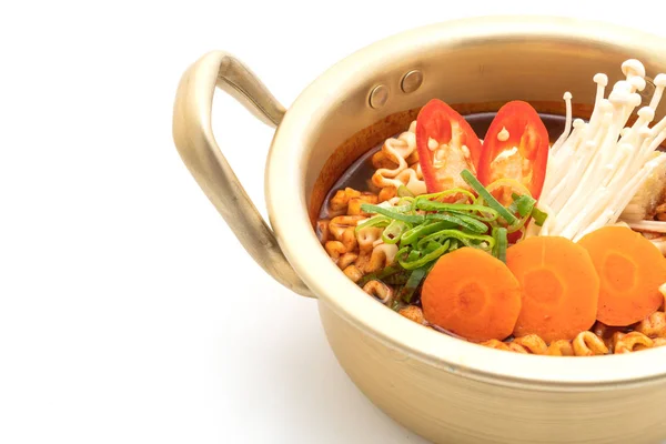 Fideos instantáneos coreanos en maceta dorada - estilo de comida coreana —  Fotos de Stock