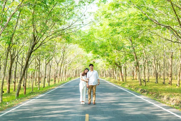 나무 아치와도 사랑에 행복 한 아시아 부부 — 스톡 사진