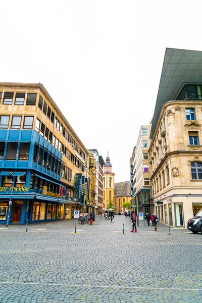 Frankfurt, Almanya - Eylül 3, 2018: insanlar alışveriş boyunca yürüyüş