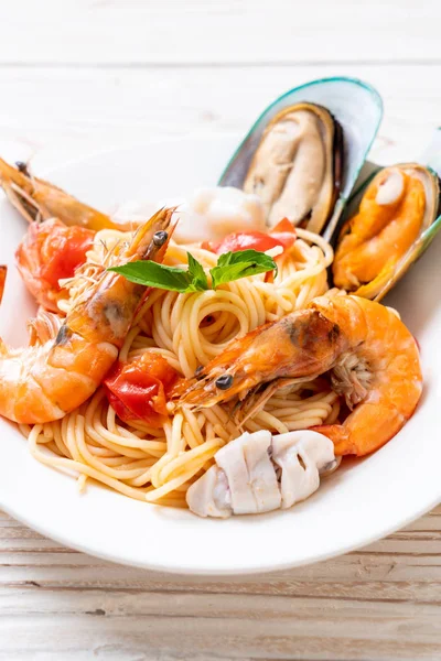 Deniz ürünleri makarna spagetti ve istiridye, karides, Squis, midye ile