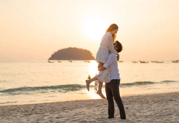 Feliz casal vai viajar de lua de mel na praia de areia tropical em su — Fotografia de Stock