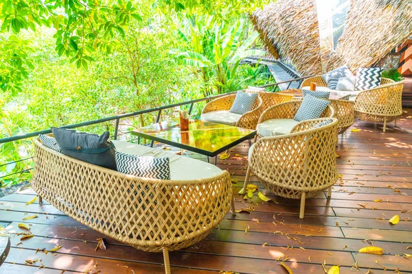 boş açık veranda masa ve sandalye yastıkları ile