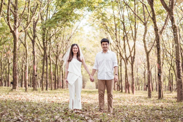 나무 아치와 사랑에 행복 한 아시아 부부 — 스톡 사진