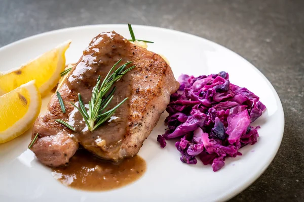 kırmızı lahana ve patates püresi ile domuz eti biftek