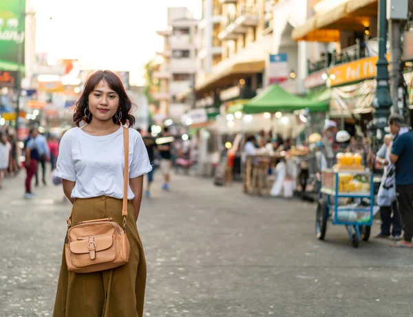 Happy och vacker asiatisk kvinna reser på Khao Sarn Road, Tha — Stockfoto