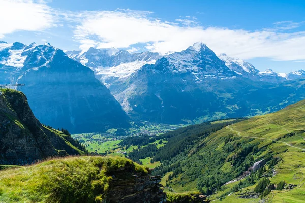 Pueblo de Grindelwald con la montaña de los Alpes en Suiza — Foto de Stock