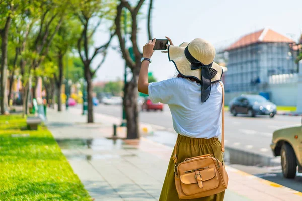 Mulher asiática feliz viagens na Tailândia — Fotografia de Stock