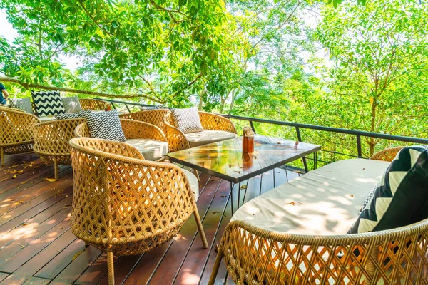 Boş açık veranda masa ve sandalye yastıkları ile — Stok fotoğraf
