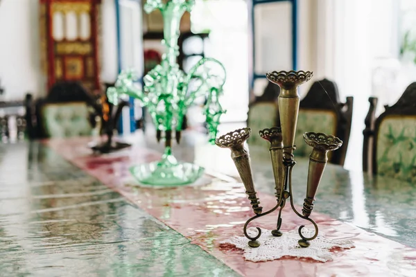 Staré a starožitné vázy dekorace na stůl — Stock fotografie