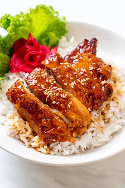 Ayam panggang dengan saus teriyaki di atas nasi — Stok Foto