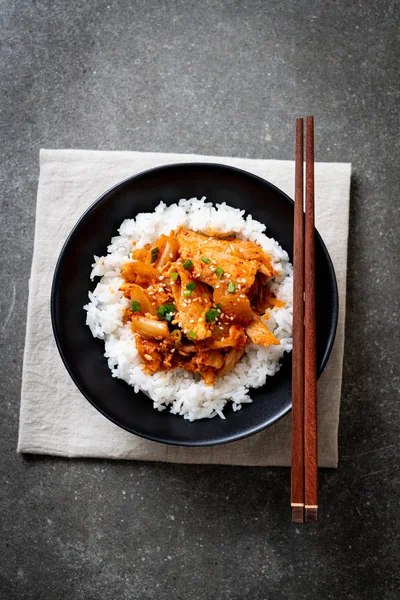 kimchi tepesinde pirinç ile tavada kızartılmış domuz eti 