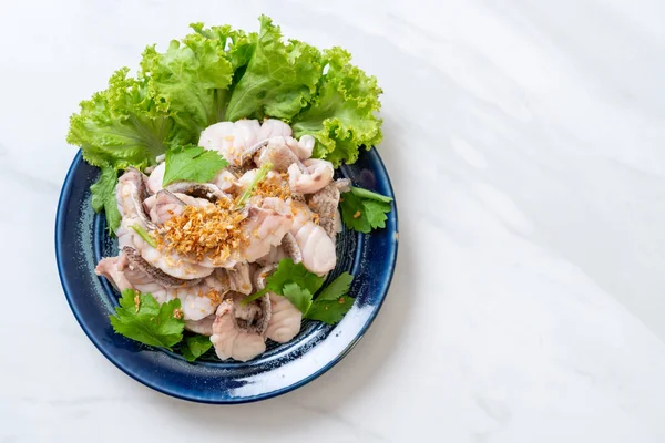 Haşlanmış balık dip sos ile