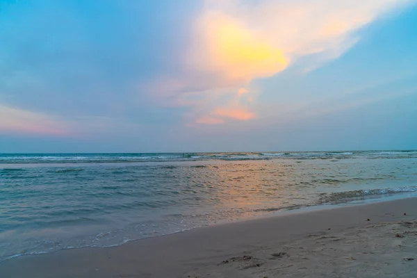 Hermoso cielo crepuscular con playa de mar — Foto de Stock