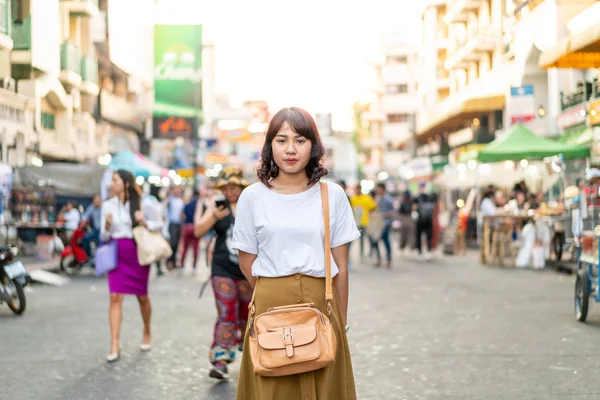 Mutlu ve güzel Asyalı kadın Khao Sarn Road, Tha seyahat
