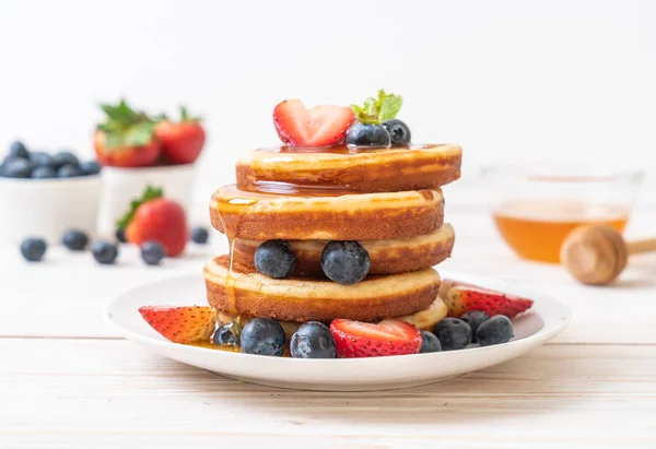 新鲜的蓝莓, 新鲜的草莓和蜂蜜煎饼 — 图库照片