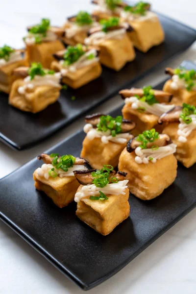 Shitake mantar ve altın iğne mantar ile kızarmış Tofu