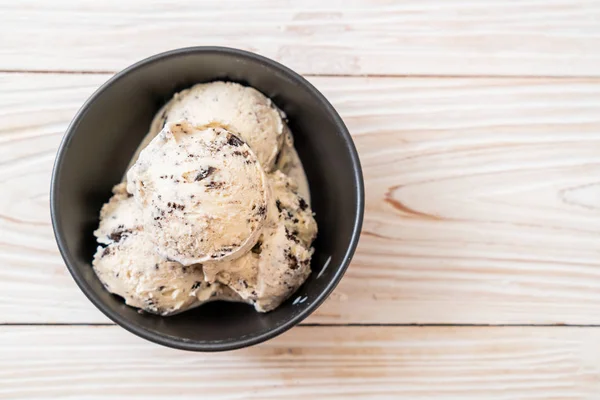 Печенье и миска мороженого — стоковое фото