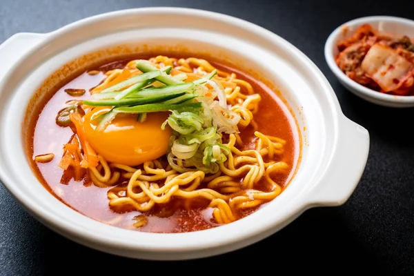 Nouilles instantanées coréennes épicées aux œufs, légumes et kimchi — Photo