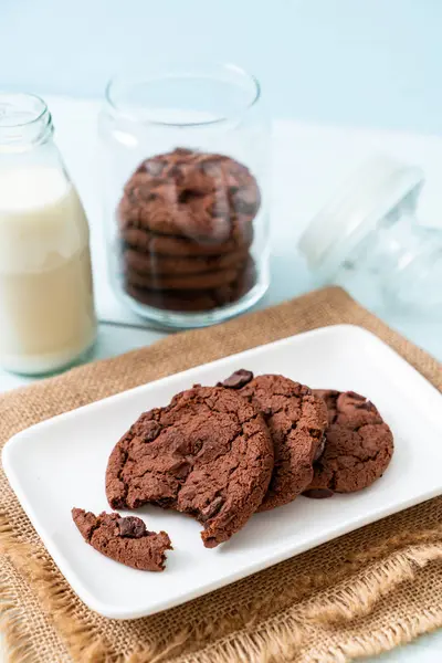 çikolata parçaları ile çikolatalı kurabiye 