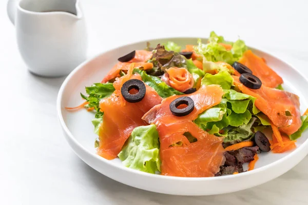 Smoked salmon salad — Stock Photo, Image
