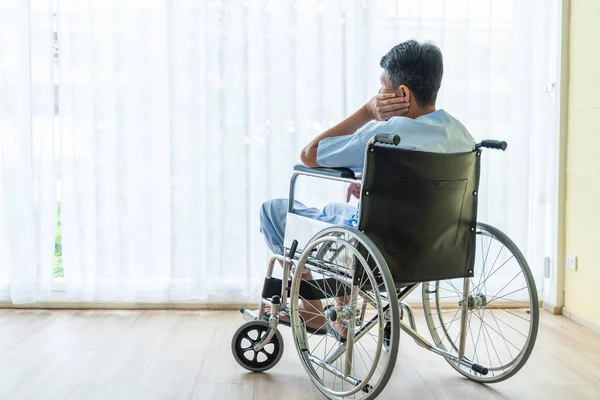 Asiatiska patienter rullstol i tomma rum — Stockfoto