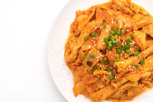 Carne di maiale fritta con kimchi isolato su sfondo bianco — Foto Stock