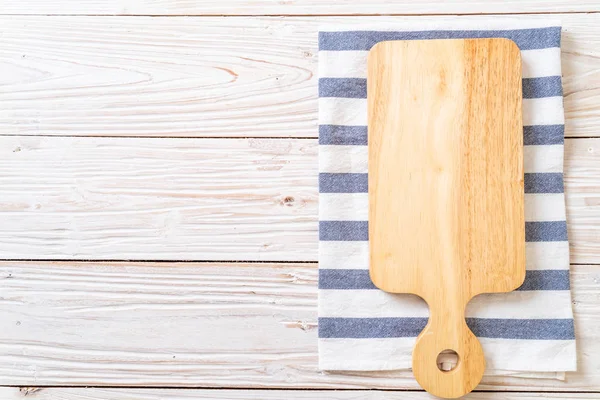 Empty cutting wooden board with kitchen cloth — Stock Photo, Image