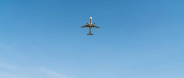 Flygplan med blå himmel — Stockfoto