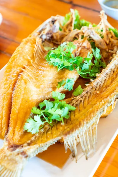 Kakap goreng diatapi dengan saus ikan — Stok Foto