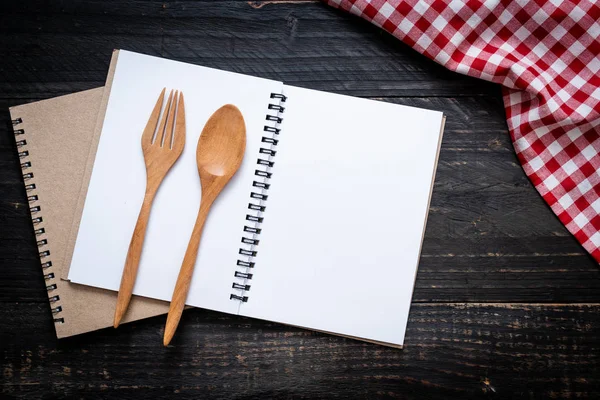 metin Not kopya sapce ile ahşap yüzeyde için boş defter