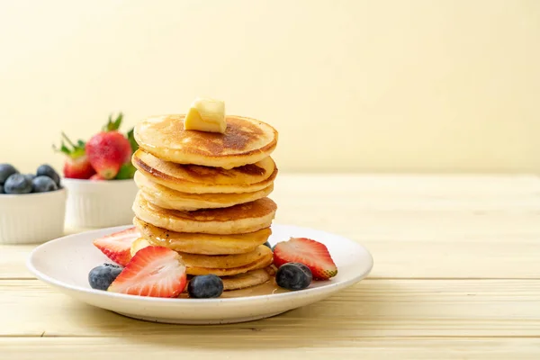Pancake with strawberries, blueberries and honey — Stock Photo, Image