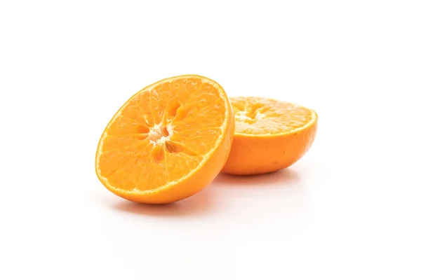 Свежие оранжевые фрукты на белом фоне — стоковое фото