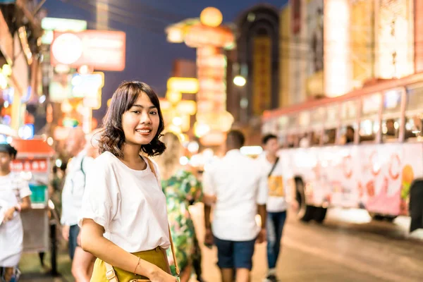 年轻的亚洲女人旅行者在曼谷中国城的看法, T — 图库照片