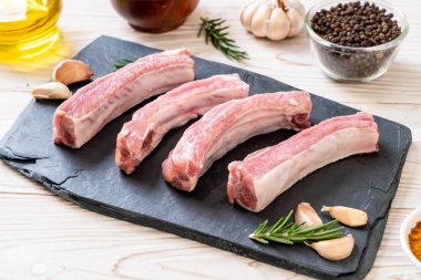 Taze Çiğ domuz kaburga malzemelerle