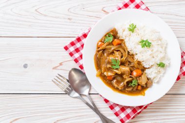 Japon köri pirinç dilimlenmiş domuz eti, havuç ve soğan ile