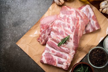 Taze çiğ domuz kaburgası. 