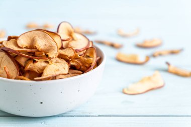 Ev yapımı kurutulmuş organik elma dilimli