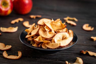 Ev yapımı kurutulmuş organik elma dilimli