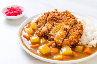 Çıtır çıtır kızarmış domuz pirzola köri ve pilav ile 