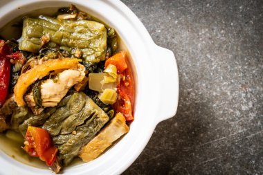 Acı kabak ve domuz eti ile korunmuş hardal yeşil çorba 